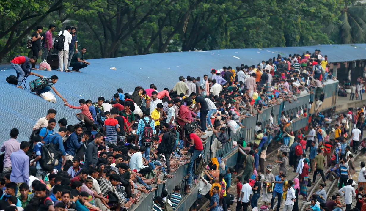 Suasana stasiun kereta saat mudik libur Idul Adha 1438 H di Dhaka, Bangladesh (1/9). Umat Muslim dari seluruh dunia sedang merayakan Idul Adha 1438 H. (A.M. Ahad)