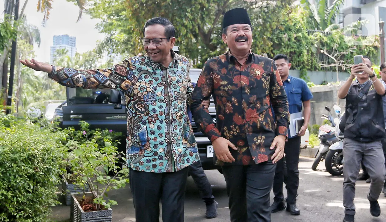 Menko Polhukam Hadi Tjahjanto menyambangi Mahfud Md untuk bersilahturahmi. (Liputan6.com/Angga Yuniar)