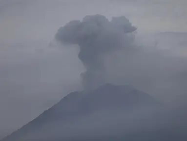 Pengungsi berlindung pasca erupsi Gunung Semeru di Masjid Desa Sumber Wuluh, Lumajang (5/12/2021). Gunung Semeru di Jawa Timur kembali meletus pada Sabtu (4/12/2021) pada pukul 15.00 WIB. (AFP/Juni Kriswanto)