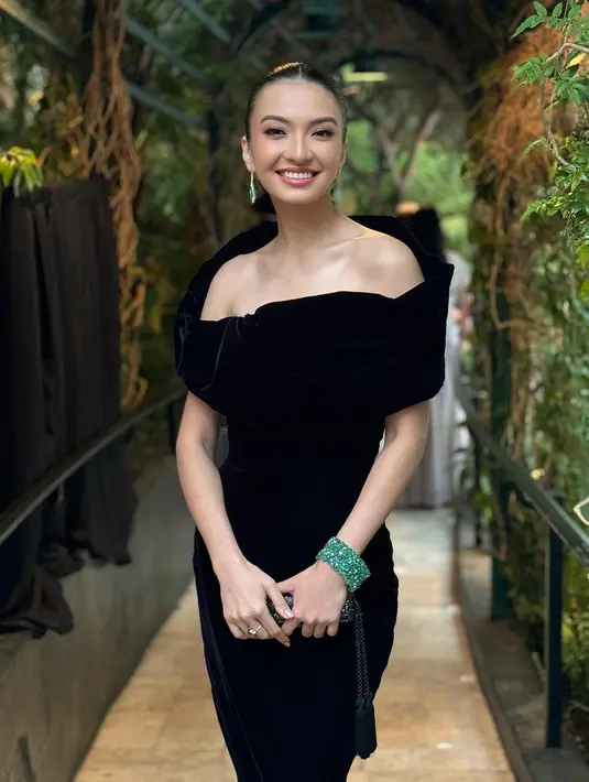 Dress velvet dengan potongan sabrina itu terlihat menawan dengan aksesori bernuansa emerald [@ralineshah]