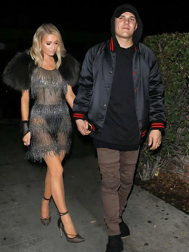 [Bintang] Paris Hilton - Chris Zylka