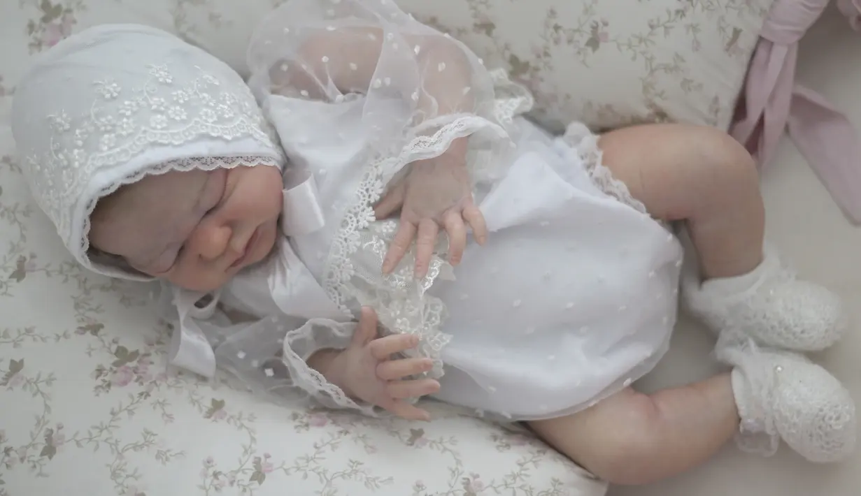 Boneka bayi super realistis terlihat di studio seniman Brasil Ana Paula Guimaraes di Contagem, pada 16 November 2021. Boneka bernama Reborn Babies ini menampilkan detail seperti kuku, bulu mata, urat, lipatan, dan bintik-bintik di tubuh yang terlihat seperti bayi sungguhan. (DOUGLAS MAGNO/AFP)