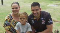 Quaden Bayles, tengah, bersama ibu dan pemain rugbi Cody Walker. (Australian Broadcasting Corporation via AP)
