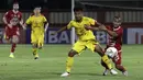 Gelandang Bhayangkara FC, Muhamad Hargianto, berebut bola dengan gelandang Persija Jakarta, Riko Simanjuntak, pada laga Shopee Liga 1 di Stadion PTIK, Senayan, Jakarta, Rabu (4/12). Bhayangkara menang 3-0 atas Persija. (Bola.com/Yoppy Renato)