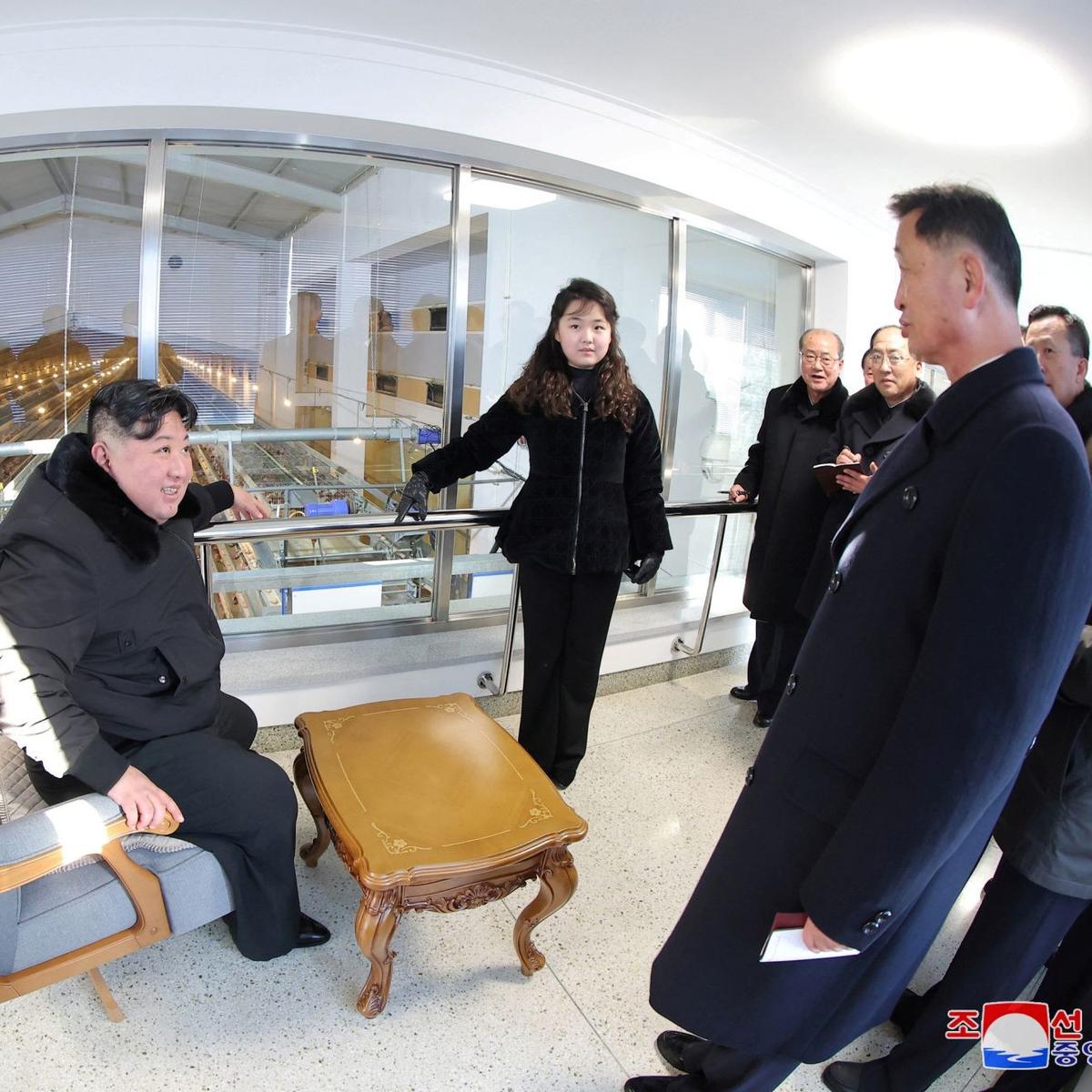 Kim Jong Un ajak putrinya Kim Ju Ae ke peternakan ayam
