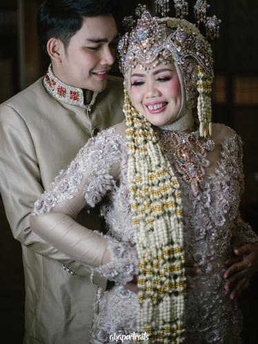 Pakai Baju Pengantin, Ini 6 Momen Kebersamaan Elly Sugigi dengan Pacar Barunya