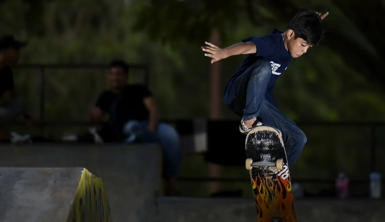 Seorang pemain skateboard melakukan trik di taman skate di Banda Aceh  (8/11/2020). (AFP/Chaideer Mahyuddin)