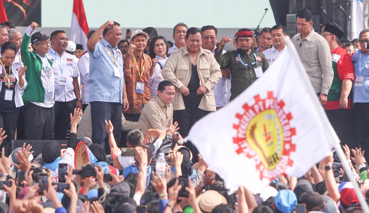 Dalam May Day 2026 para pekerja menuntut adanya pengesahan RUU Ketenagakerjaan, penghapusan outsourcing dan penolakan bayaran murah. Tampak dalam foto, Presiden Prabowo Subianto (tengah) didampingi sejumlah ketua organisasi-organisasi pekerja saat peringatan Hari Buruh Internasional alias May Day 2026 di area Monumen Nasional (Monas), Jakarta, Jumat (1/5/2026). (merdeka.com/Arie Basuki)
