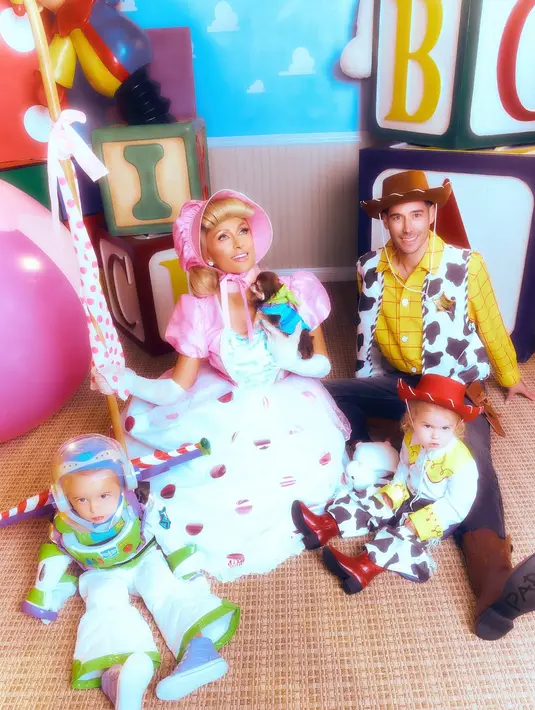 Jelang Halloween, Paris Hilton bersama suami dan anak-anak kompak cosplay karakter Toy Story [@parishilton]