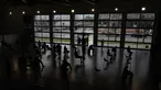 Petugas kepolisian Italia menunggu untuk disuntik vaksin COVID-19 di pusat vaksinasi yang terletak di gym barak polisi di Roma, Jumat (10/12/2021). Pemerintah Italia telah mewajibkan vaksinasi COVID-19 bagi anggota polisi mulai 15 Desember mendatang. (AP Photo/Alessandra Tarantino)