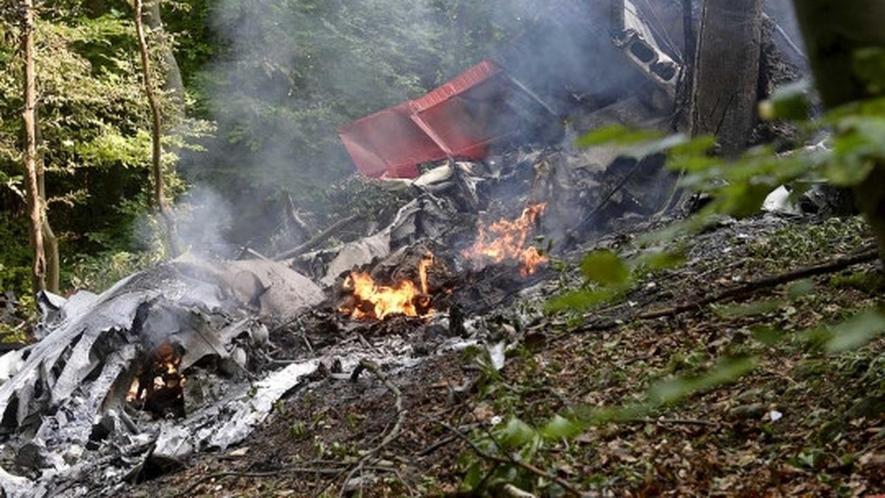Dua pesawat penerjun payung bertabrakan dan jatuh terbakar di hutan