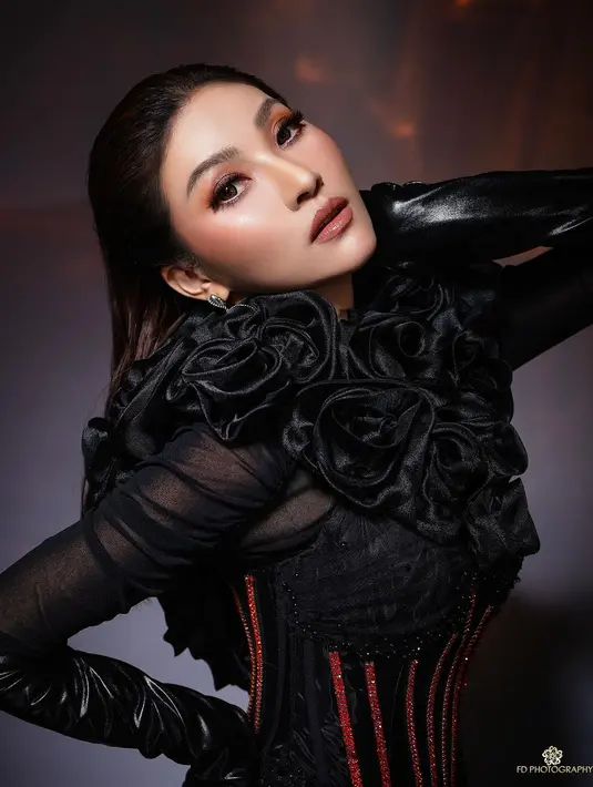 Sarwendah juga kenakan attachment kerah mawar hitam berbentuk hati. Bikin penampilannya makin terlihat glamor [@fd_photography]