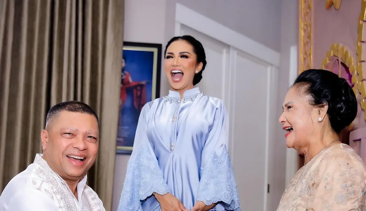 Krisdayanti kenakan kaftan shimmer bernuansa biru muda saat sungkeman dengan sang ibu [@krisdayantilemos]