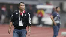 Pelatih Semen Padang, Syafrianto Rusli, mengamati anak asuhnya saat melawan Bhayangkara FC pada laga Piala Presiden 2019 di Stadion Patriot, Jawa Barat, Minggu (3/3). Bhayangkara FC menang 4-2 atas Semen Padang. (Bola.com/M Iqbal Ichsan)