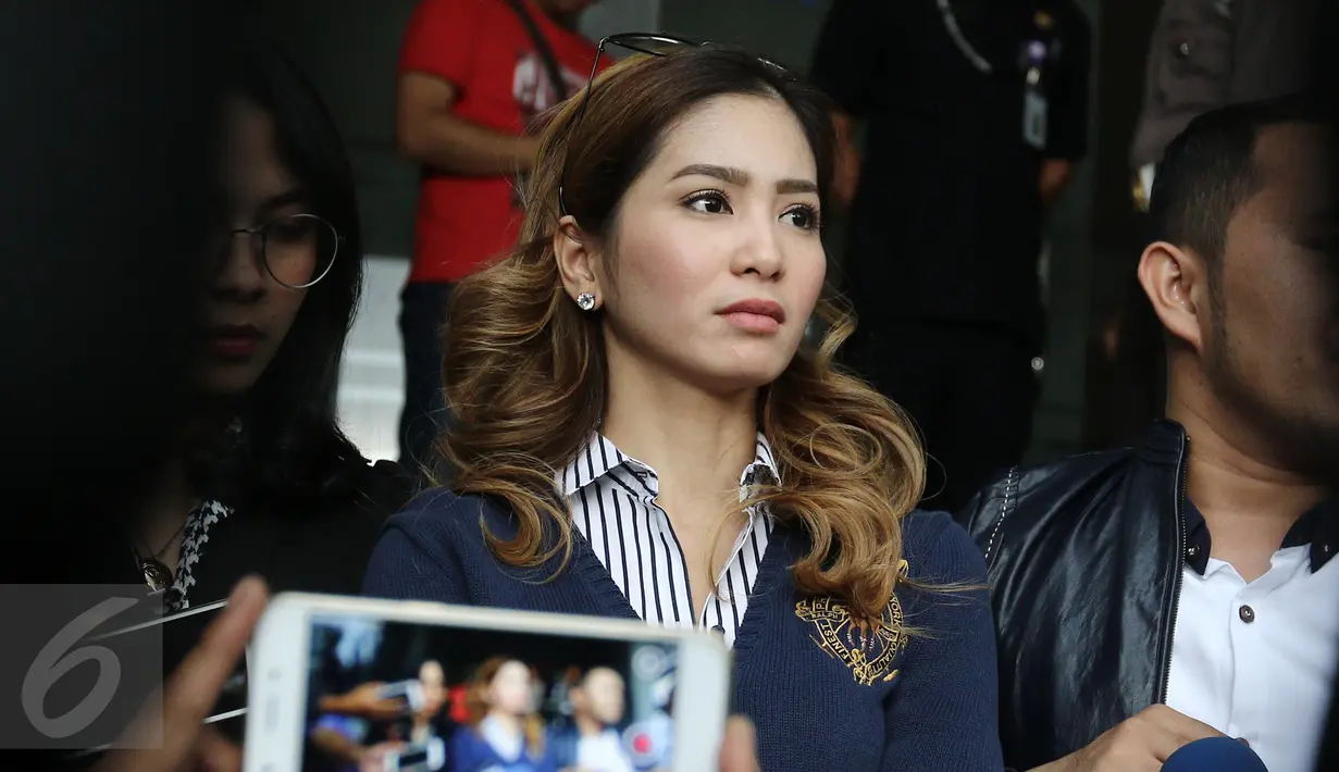 Bunga Zainal usai keluar dari SPKT Mapolda Metro Jaya, Jakarta, Senin (27/2). Bunga Zainal melaporkan manajemennya karena merasa dirugikan fotonya ada di salah satu produk. (Liputan6.com/Herman Zakharia)