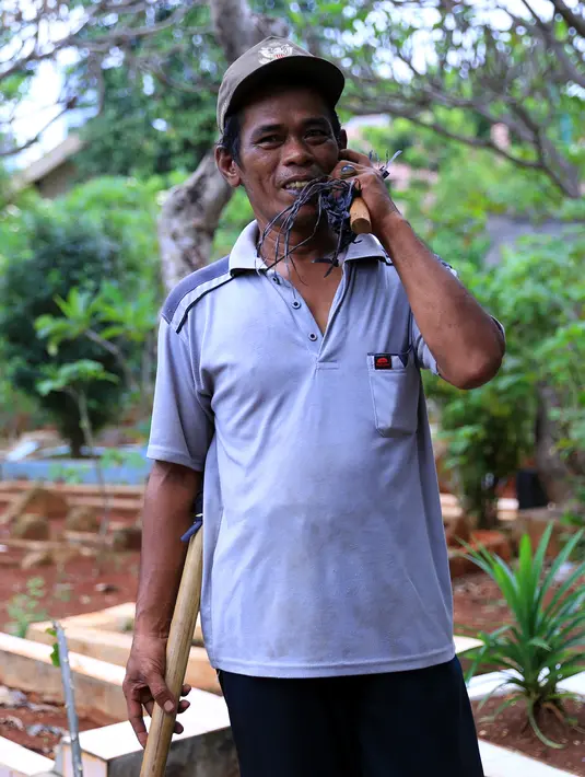 Roni, seorang penjaga pemakaman yang menjadi tempat Irwan Yusuf biasa beristirahat membenarkan jika Rabu, (30/3/2016) kemarin Irwan kembali terlihat di area pemakaman. (Adrian Putra/Bintang.com)