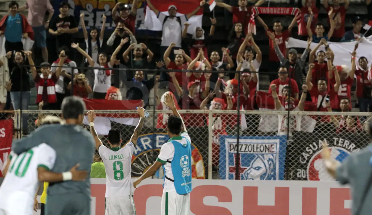 Stefano Lilipaly saat mengucapkan terima kasih kepada suporter usai laga melawan Singapura pada AFF Suzuki Cup 2016 di Rizal Memorial Stadium, (25/11/2016).  (Bola.com/Nicklas Hanoatubun)
