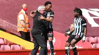 Pemain Newcastle United, Joe Willock, merayakan gol yang dicetaknya ke gawang Liverpool bersama sang manajer, Steve Bruce. Newcastle United menahan imbang Liverpool dengan skor 1-1 dalam laga pekan ke-33 Premier League di Anfield, Sabtu (24/4/2021). (PAUL ELLIS / POOL / AFP)