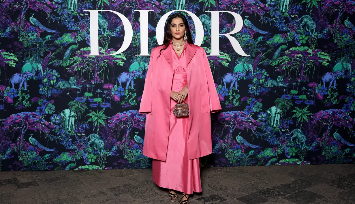Sonam Kapoor juga kenakan koleksi Dior Pre Fall 2023 dengan nuansa serba pink [Dior]
