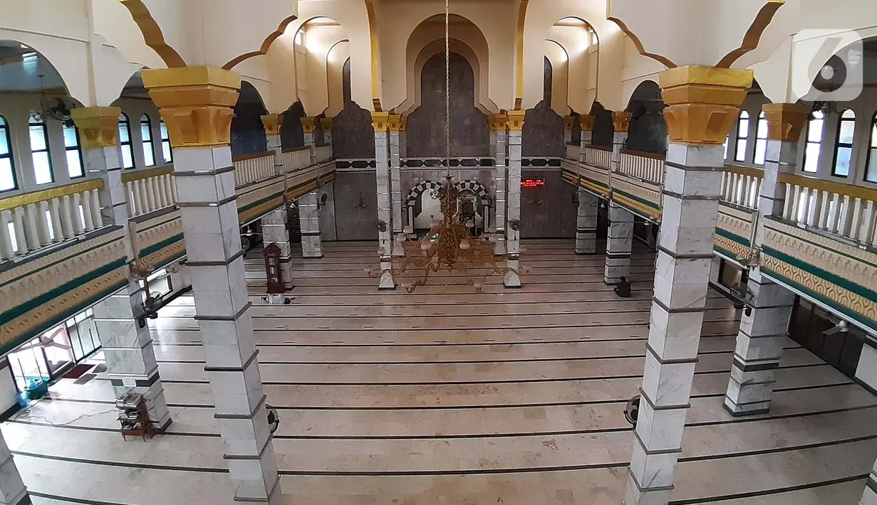 Suasana lantai atas Masjid Jami' Al Munawwar, Jakarta, Kamis (7/5/2020). Meski di tengah ancaman pandemi COVID-19, sejumlah umat muslim tetap memanfaatkan Masjid Jami' Al Munawwar untuk melaksanakan ibadah di bulan suci Ramadan 1441 H. (Liputan6.com/Helmi Fithriansyah)