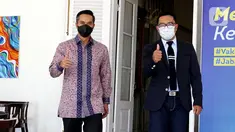 Gubernur Jawa Barat Ridwan Kamil (kanan) dan Wakil Ketum Kadin Anindya Novyan Bakrie (kiri) mengacungkan ibu jari di Gedung Pakuan Bandung, Jabar, Selasa (8/3/2021). Pada pertemuan tersebut Ridwan Kamil berharap pemberdayaan ekonomi Jabar bisa diakselerasikan melalui Kadin. (Liputan6.com/HO/Alwi)