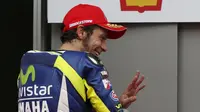Pebalap Yamaha, Valentino Rossi, sangat girang setelah memastikan start di depan rivalnya, Jorge Lorenzo, pada balapan MotoGP Malaysia.