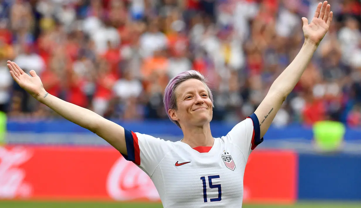 Megan Rapinoe dinobatkan oleh FIFA sebagai pesepak bola putri terbaik pada tahun 2019. Pemain Seattle Reign FC ini juga menyabet penghargaan Ballon d'Or Feminin di tahun yang sama. Saat ini ia tercatat mendapatkan gaji sebanyak  447 ribu dolar (Rp6,4 miliar) per tahun. (Foto: AFP/Philippe Desmazes)