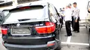 Polisi sedang menutup kaca BMW Rasyid Rajasa. Bagian belakang mobil masih mulus. (Liputan6.com/Helmi Fithriansyah)
