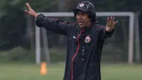 Pelatih Persija Jakarta, Muhamad Zein Al Hadad, memberikan instruksi kepada anak asuhnya saat berlatih jelang laga Torabika Soccer Championship 2016 melawan PS TNI di Lapangan Villa 2000, Tangerang Selatan, Rabu (12/10/2016). (Bola.com/Vitalis Yogi Trisna