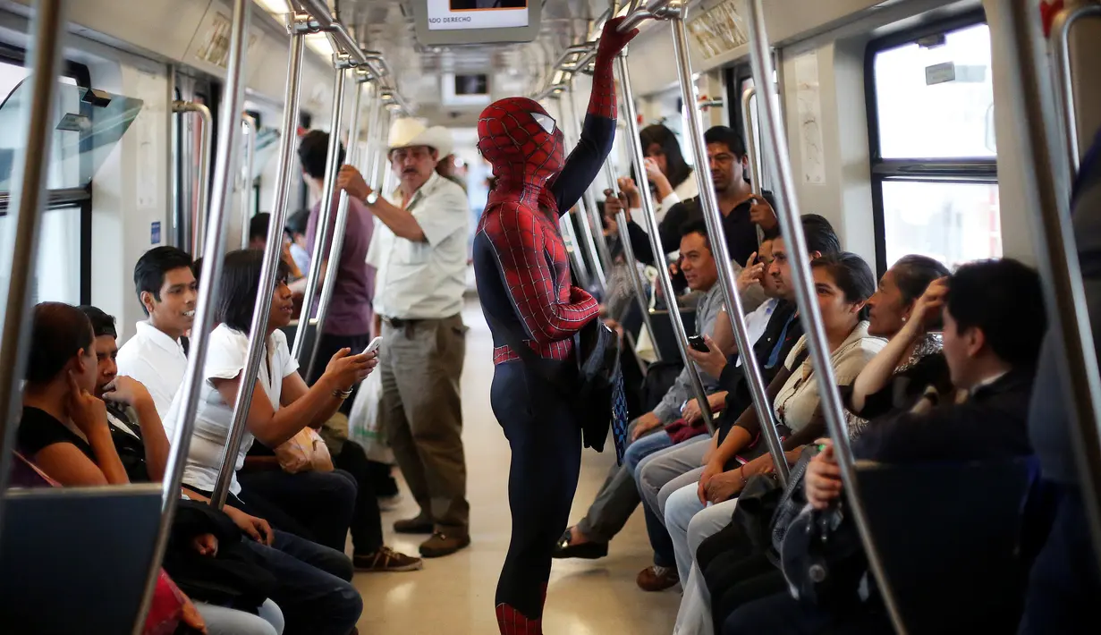 Dosen bernama Moises Vazquez mengenakan kostum Spiderman miliknya saat menaiki kereta untuk menuju Universitas Otonomi Nasional Meksiko (UNAM) di Meksiko City, Meksiko, 27 Mei 2016. (REUTERS/Edgard Garrido)