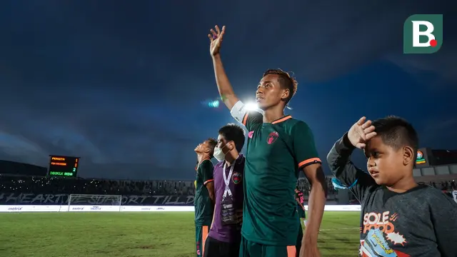 Foto: Pecah! Suporter Persita Panaskan Laga Uji Coba Melawan PSM Makassar di Laga Persahabatan