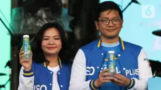 Brand Manager Ready to Drink (RTD) WINGS Group Devi Chrisnatalia (kiri) saat peluncuran Isoplus COCO dalam acara KapanLagi Buka Bareng 2023 (KLBB) di Senayan Park, Jakarta, Minggu (2/4/2023). (Liputan6.com/Herman Zakharia)