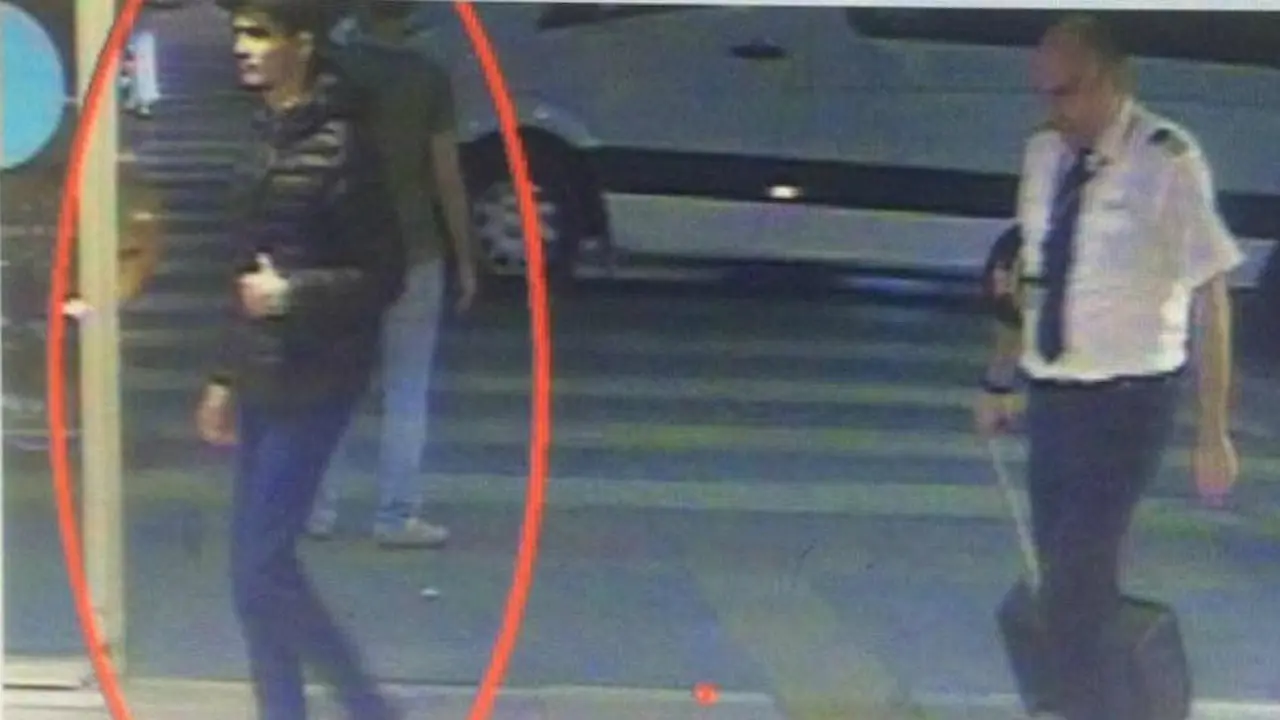 Seorang pria berjaket tebal berwarna hitam yang diduga menjadi salah satu pelaku bom Turki