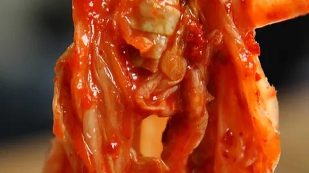 Dalam kebiasaan makan yang unik dan beragam ini, orang Korea memang telah menciptakan pengalaman makan yang tak hanya lezat, tetapi juga sarat makna dan tradisi.