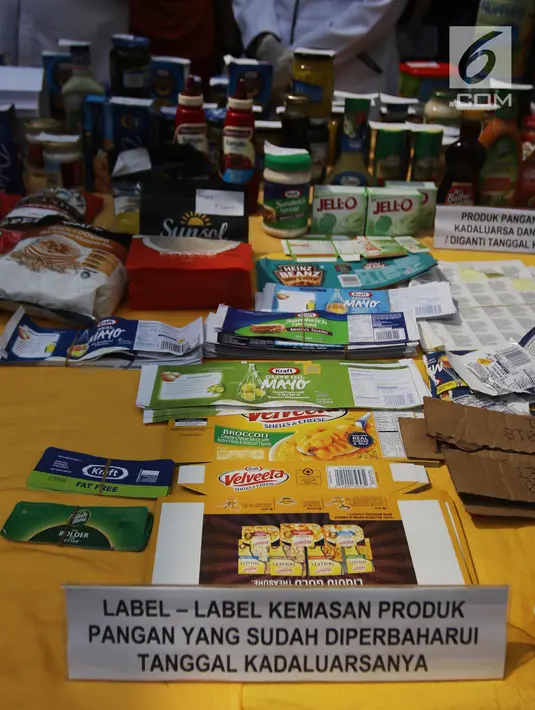 Label-label kemasan produk pangan yang sudah diperbaharui tanggal kedaluwarsa diperlihatkan  di sebuah gudang di Jalan Kalianyar I, Jembatan Besi, Tambora, Jakarta Barat, Selasa (20/3). (Liputan6.com/Arya Manggala)