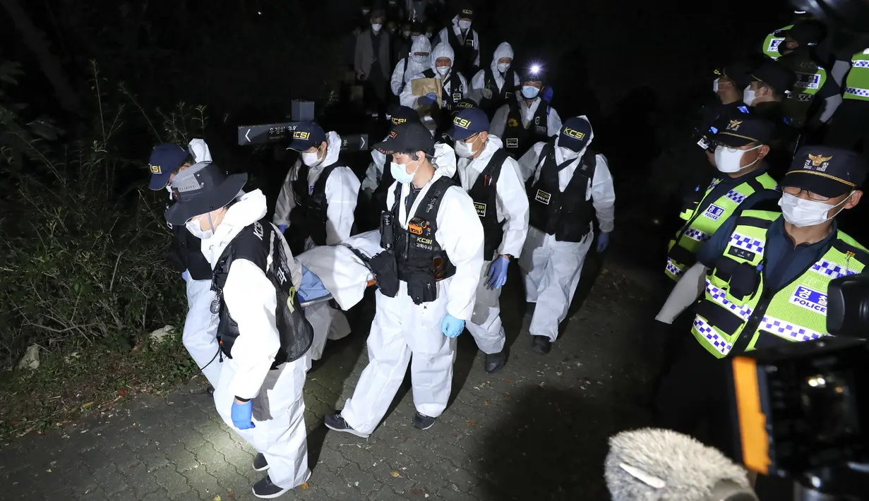 Polisi membawa jasad Wali Kota Seoul Park Won-soon di Seoul, Korea Selatan, Jumat (10/7/2020). Sebelumnya, Park Won-soon dilaporkan hilang sejak Kamis sore waktu setempat. (Park Ju-sung/Newsis via AP)