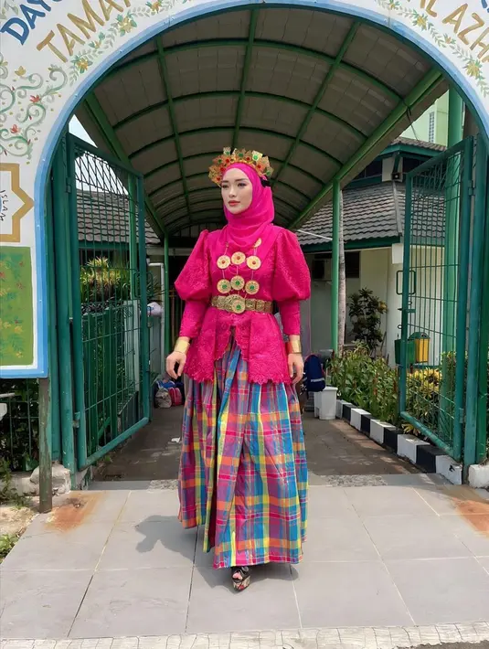 Perubahannya juga sudah terlihat ketika Zaskia Gotik menemani putri pertamanya fashion show di sekolah. Tampil memesona mengenakan busana tradisional Betawi, perut pedangdut 33 tahun ini terlihat makin rata dengan pinggang yang ramping. Hal itu membuatnya lebih bugar dan awet muda. (Liputan6.com/IG/@zaskia_gotix)