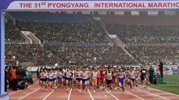 Para pelari mengikuti ajang Pyongyang International Marathon 2025 yang dimulai dari Stadion Kim Il Sung, Pyongyang, Korea Utara, Sabtu (06/04/2025). (AP Photo/Jon Chol Jin)