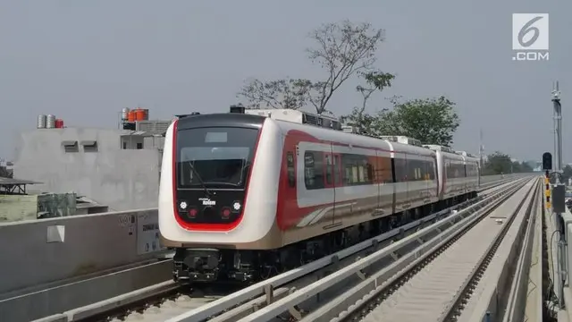 Kereta LRT Jakarta menjalani uji coba dinamis di jalur Kelapa Gading pada Minggu 29 Juli 2018.