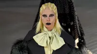 Lady Gaga berjalan di catwalk mengenakan busana koleksi Marc Jacobs pada acara New York Fashion Week di Park Avenue Armory, Kamis (18/2). Pemenang Grammy dan Golden Globes itu tampil nyentrik dengan makeup 'dark' yang misterius. (TIMOTHY A. CLARY/AFP)