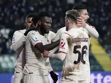 Gelandang AC Milan, Franck Yannick Kessie berselebrasi usai mencetak gol ke gawang Empoli pada pertandingan Liga Serie A Italia di Stadion Carlo Castellani di Empoli, Italia, Kamis (23/12/2021). Kessie mencetak dua gol dan mengantar Milan menang atas Torino 4-2. (Marco Bucco/LaPresse via AP)
