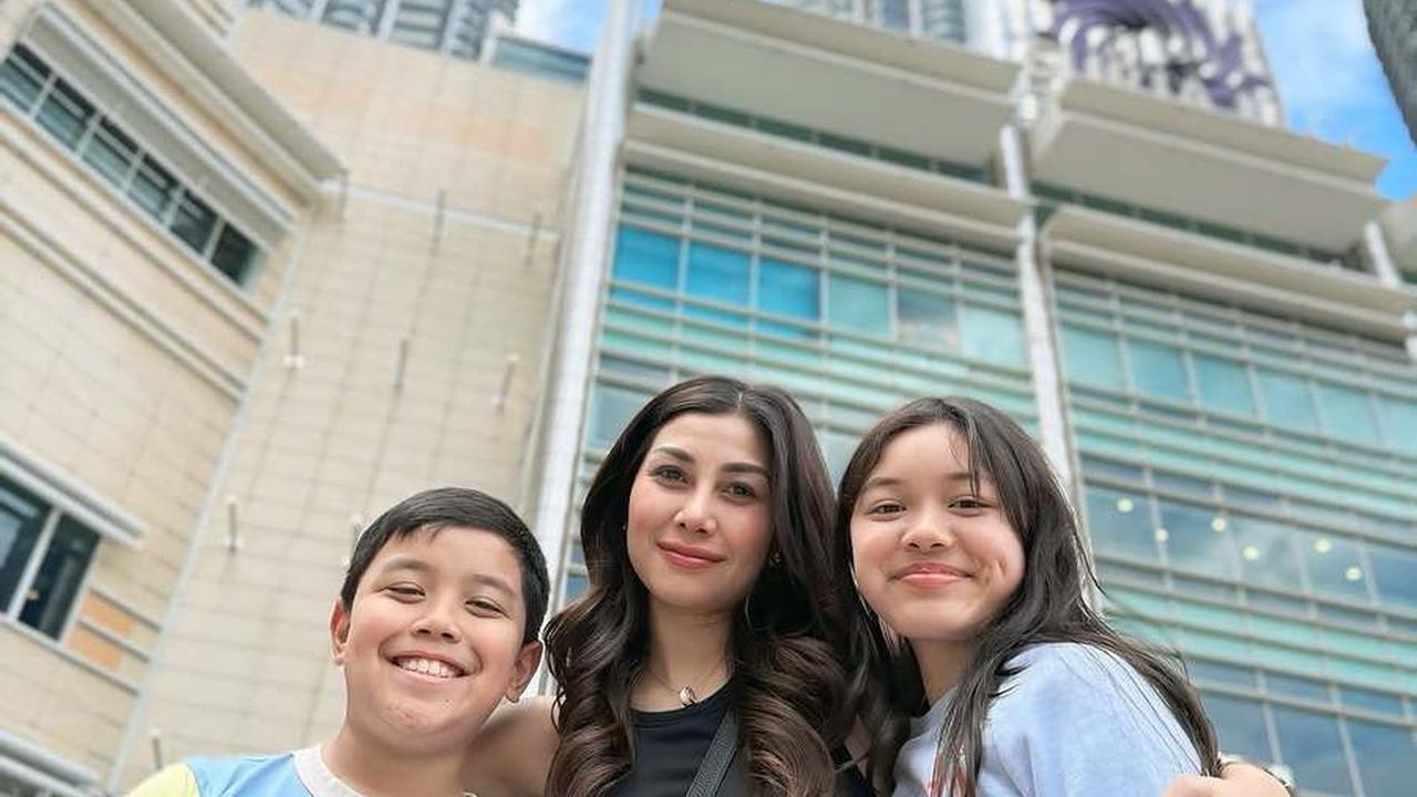 8 Potret Nisya Ahmad Liburan Bareng Mantan Suami dan Anak, Tetap Kompak - Foto Bersama