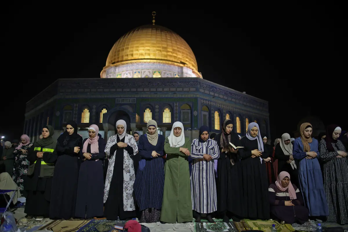 Melihat Muslim Palestina Berdoa Saat Malam Lailatul Qadar
