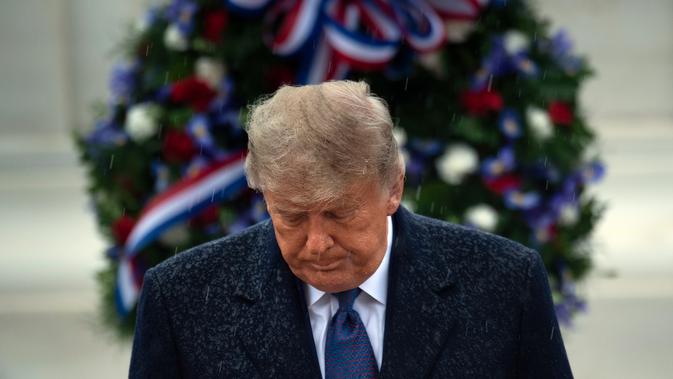 Presiden Donald Trump setelah meletakkan karangan bunga di Makam Prajurit Tidak Dikenal pada Hari Veteran di Pemakaman Nasional Arlington di Arlington, Virginia, Rabu (11/11/2020). Donald Trump pertama kalinya muncul ke publik sejak kalah dari Joe Biden dalam Pilpres AS. (Brendan Smialowski/AFP)