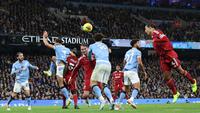 Pemain Liverpool, Virgil van Dijk, melepaskan tandukan kepala ke gawang Manchester City pada lanjutan Liga Inggris di Etihad Stadium, Minggu (09/11/2025) malam WIB. (AFP/Darren Staples)