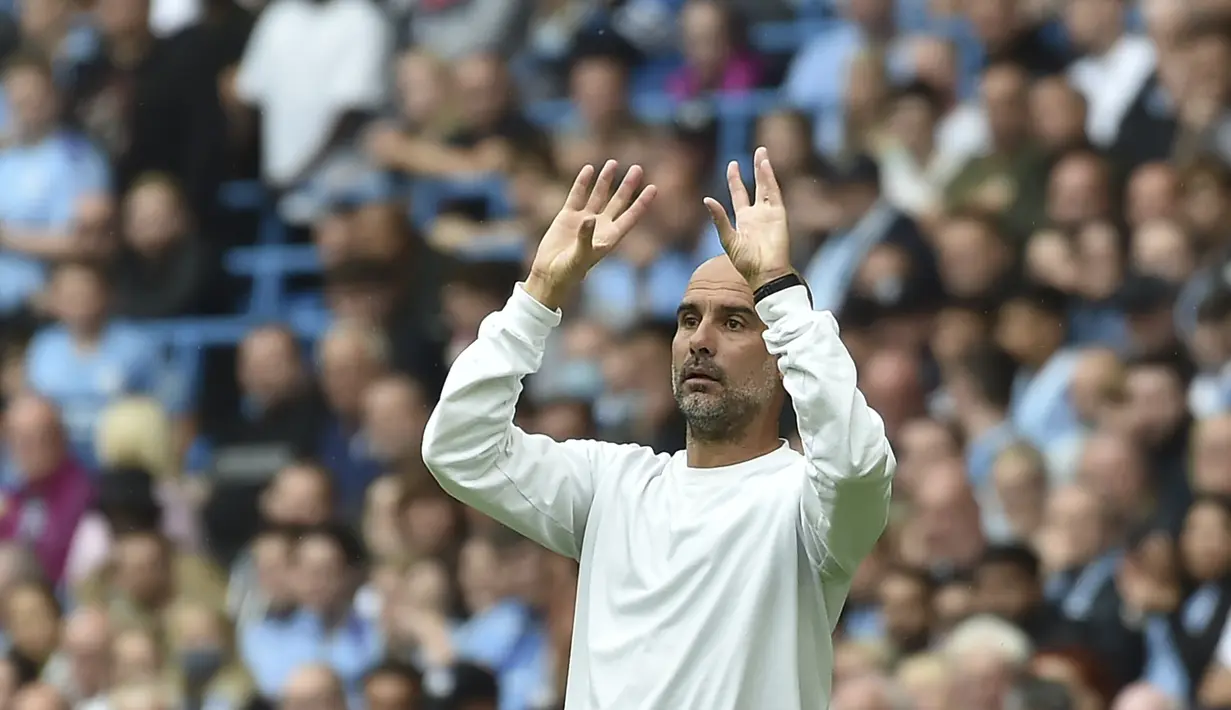 Pelatih Manchester City, Pep Guardiola menginstruksikan pemainnya saat bertanding melawan Norwich City pada pertandingan pekan kedua Liga Inggris di stadion Etihad di Manchester, Inggris, Sabtu (21/8/2021). Man City menang telak atas Norwich City 5-0. (AP Photo/Rui Vieira)