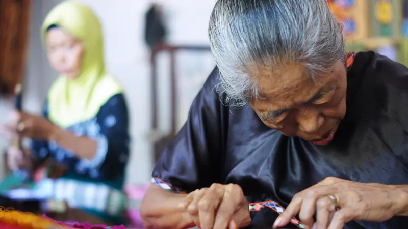 Perempuan yang Menghabiskan Waktunya untuk Menenun