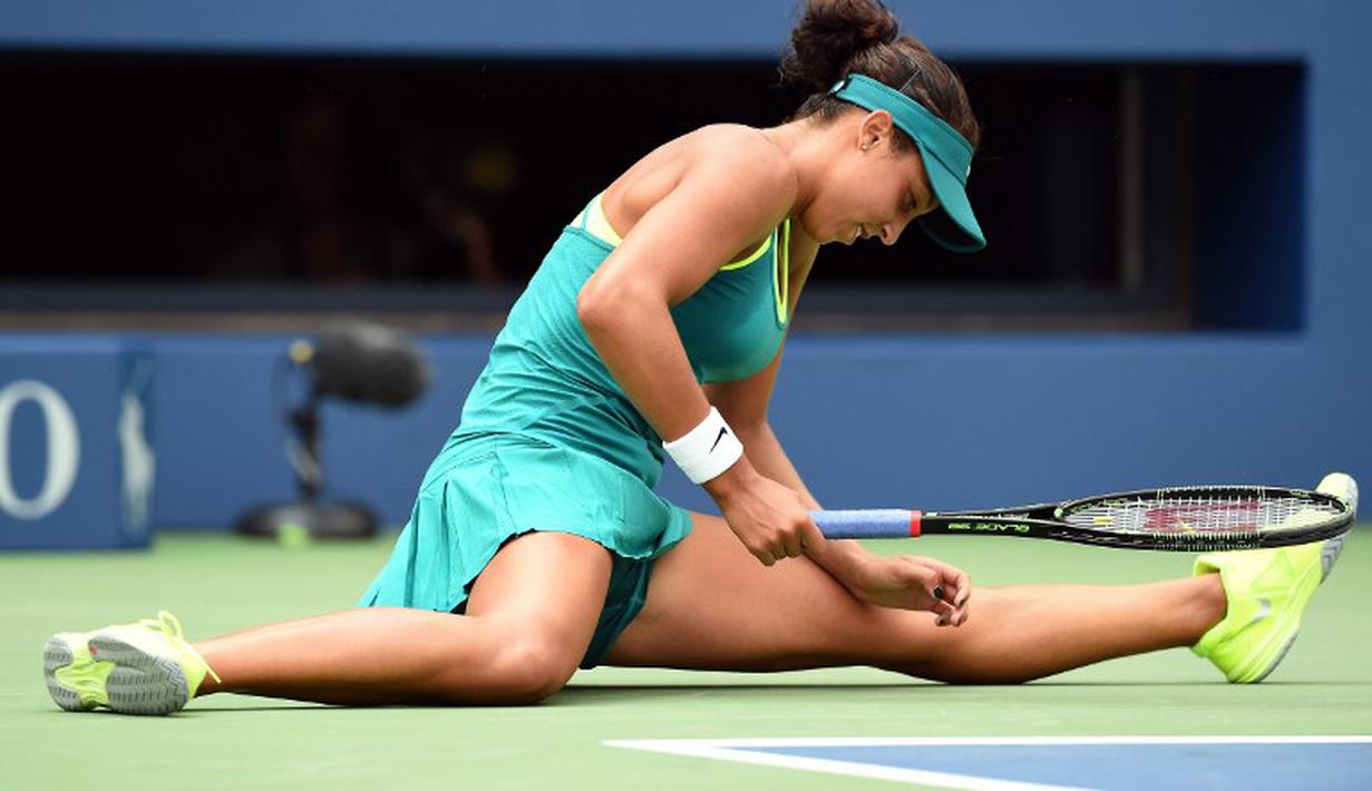 Petenis AS, Madison Keys, terjatuh saat bertanding melawan petenis Republik Ceska, Tereza Smitkova, dalam babak kedua Turnamen Tenis AS Terbuka 2015 di di USTA Billie Jean King National Tennis Center, New York< AS. (2/9/2015). (AFP Photo/Jewel Samad)