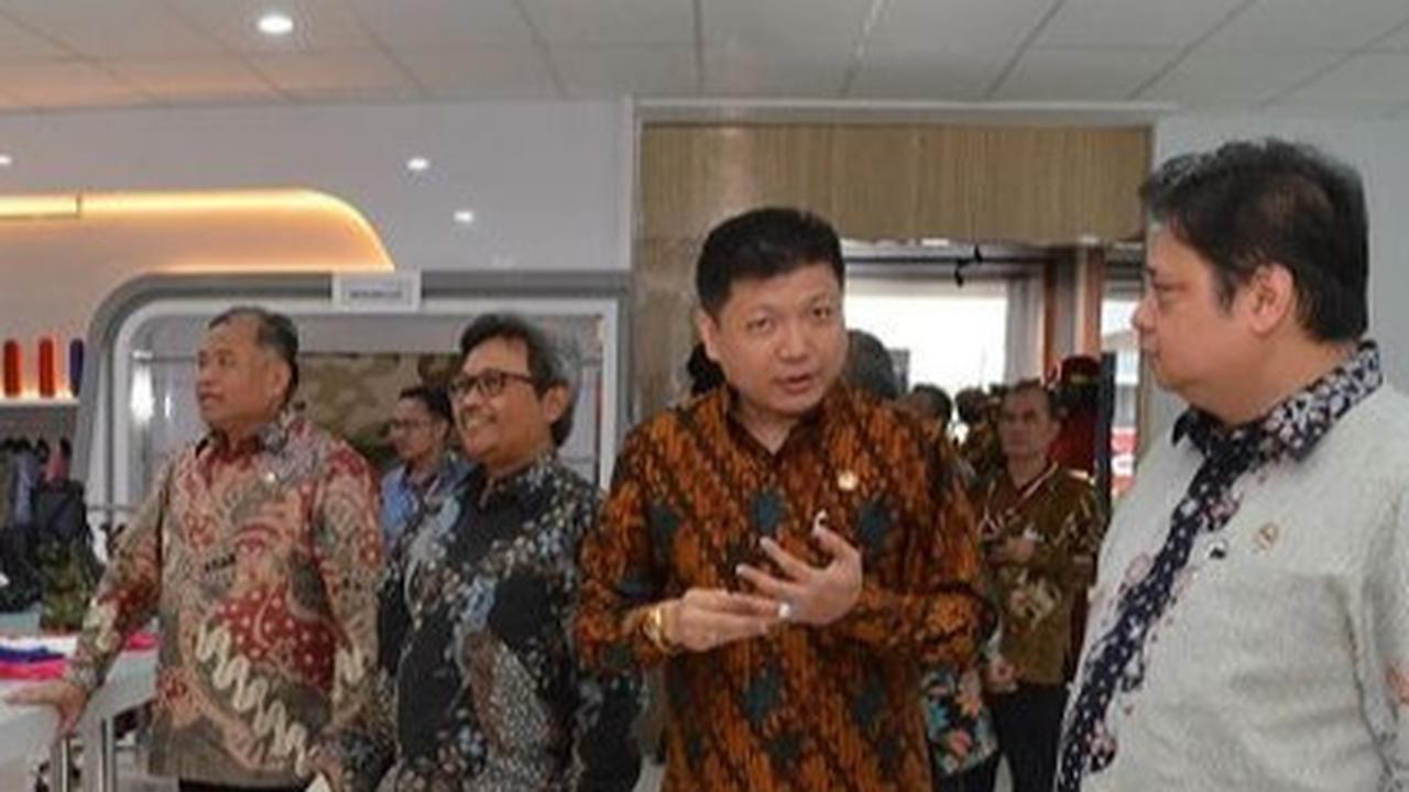 Dirut Sritex Iwan Setiawan Lukminto berbatik cokelat bareng Menperin Airlangga.
