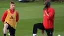 Penyerang Belgia, Romelu Lukaku (kanan) berbincang dengan gelandang Kevin De Bruyne selama sesi latihan di Tubize (5/10/2021). Belgia akan bertanding melawan Prancis pada semifinal UEFA Nations League di Allianz Stadium. (AFP/Belga/Virginie Lefeour)